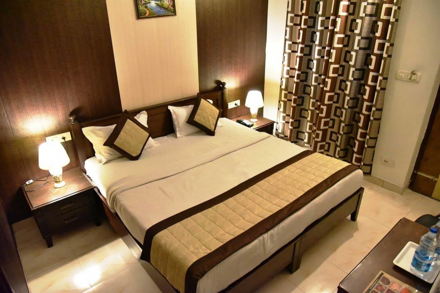 Hotel Hk Continental Амритсар Экстерьер фото