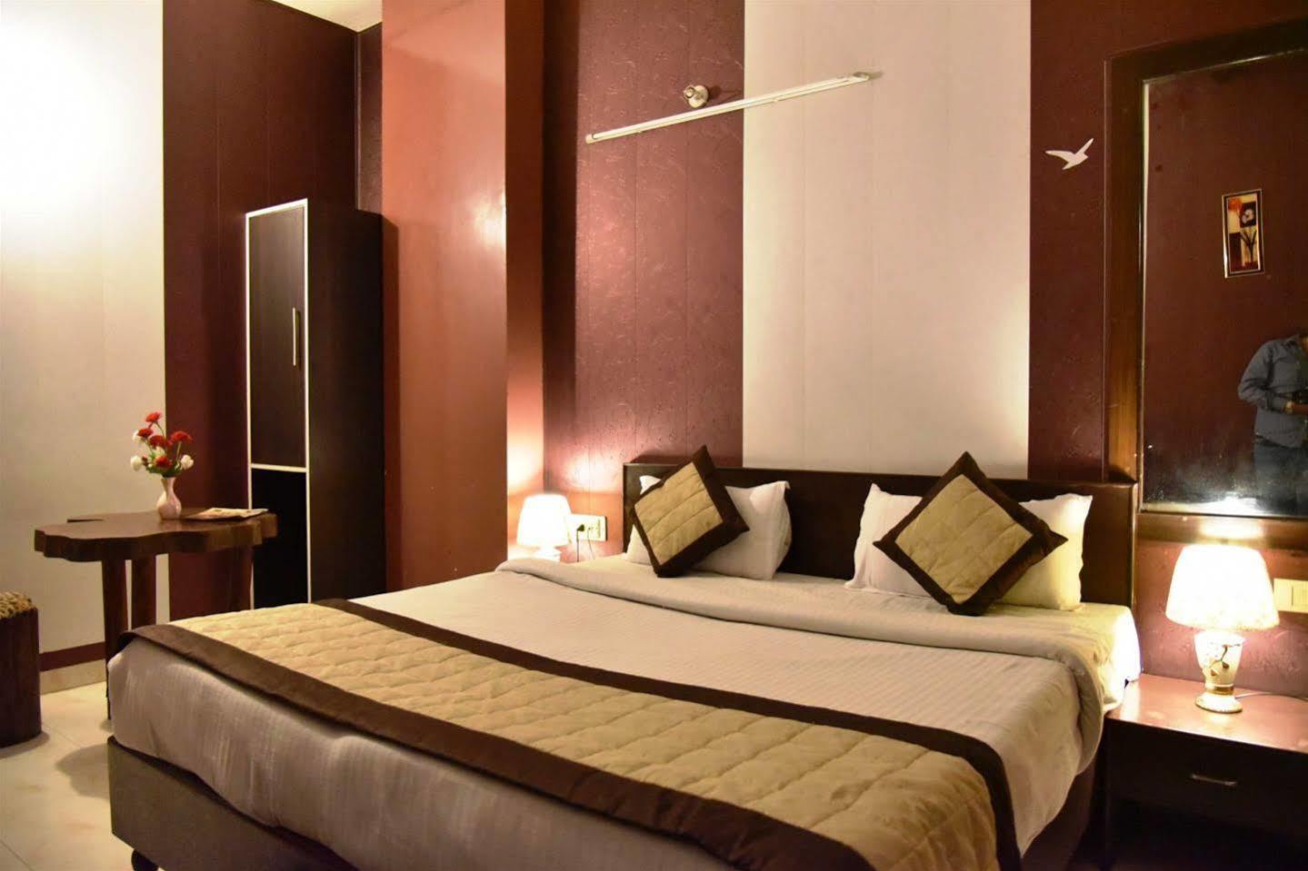 Hotel Hk Continental Амритсар Экстерьер фото