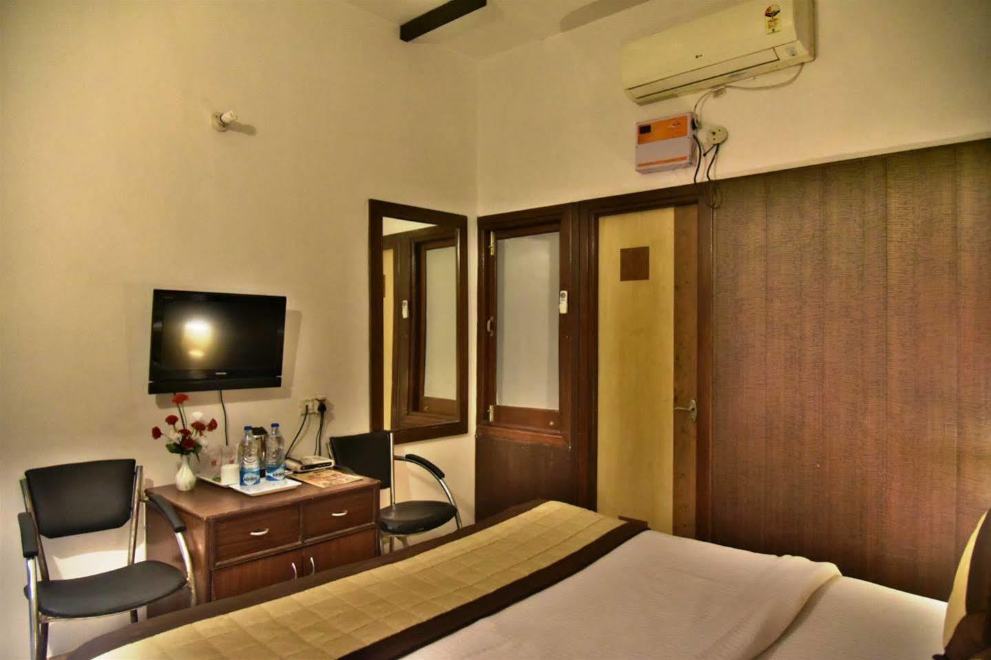 Hotel Hk Continental Амритсар Экстерьер фото